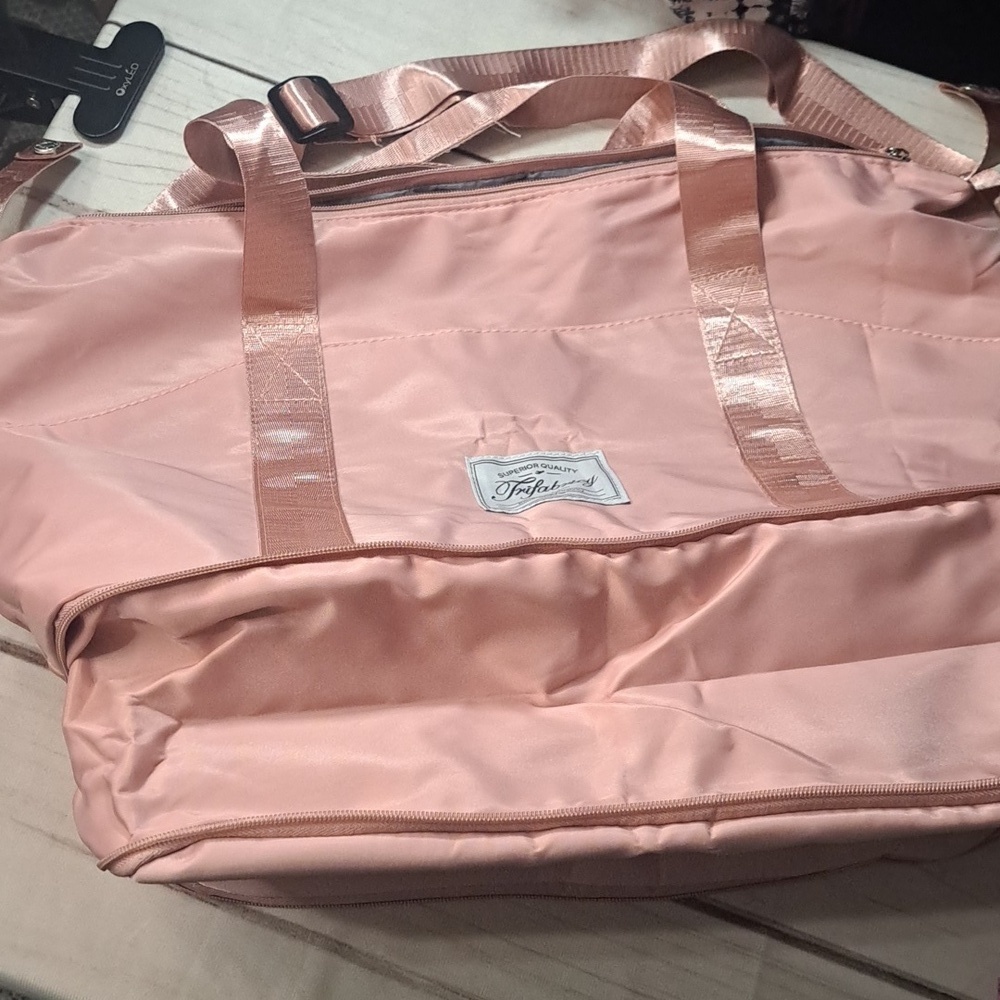 Light Pink Travel Duffel Bag With Zip Extending Bottom - Picture 4 of 11